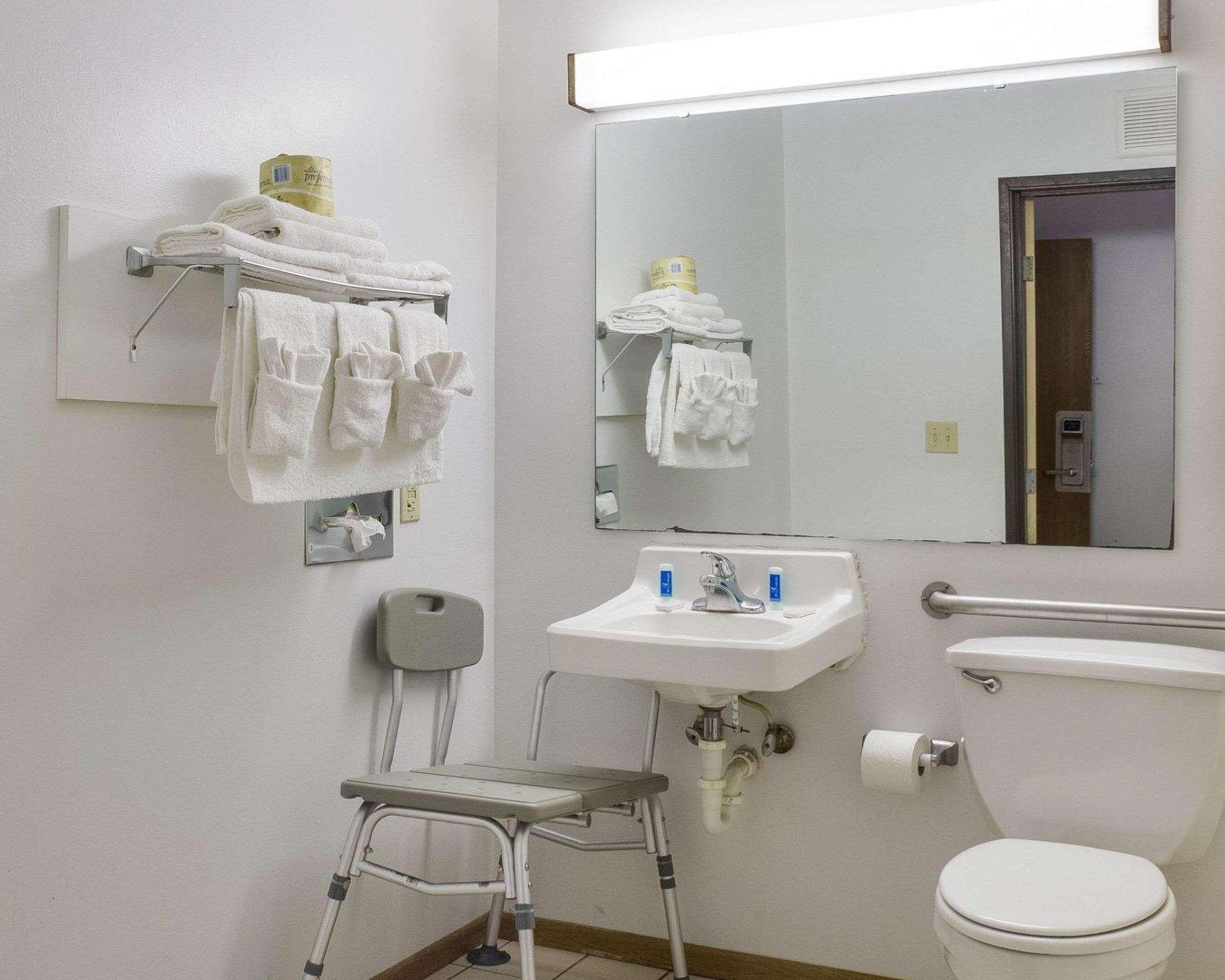 Rodeway Inn West Fargo Экстерьер фото