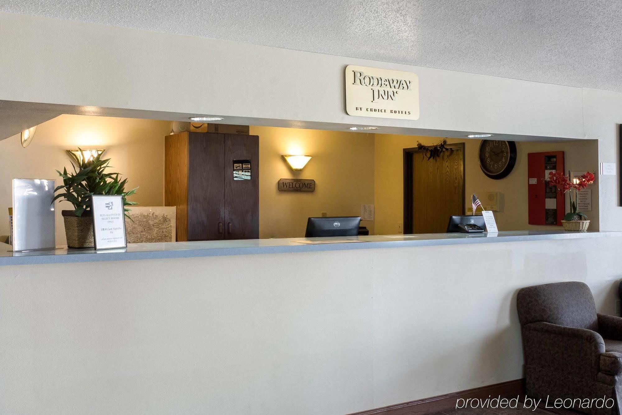 Rodeway Inn West Fargo Экстерьер фото