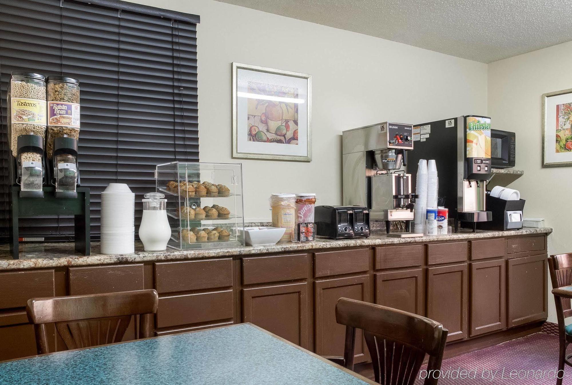 Rodeway Inn West Fargo Экстерьер фото