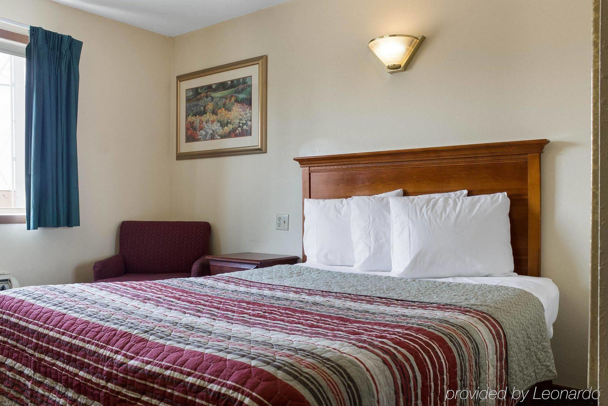 Rodeway Inn West Fargo Экстерьер фото