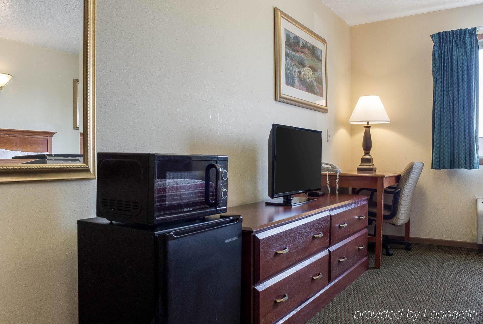Rodeway Inn West Fargo Экстерьер фото