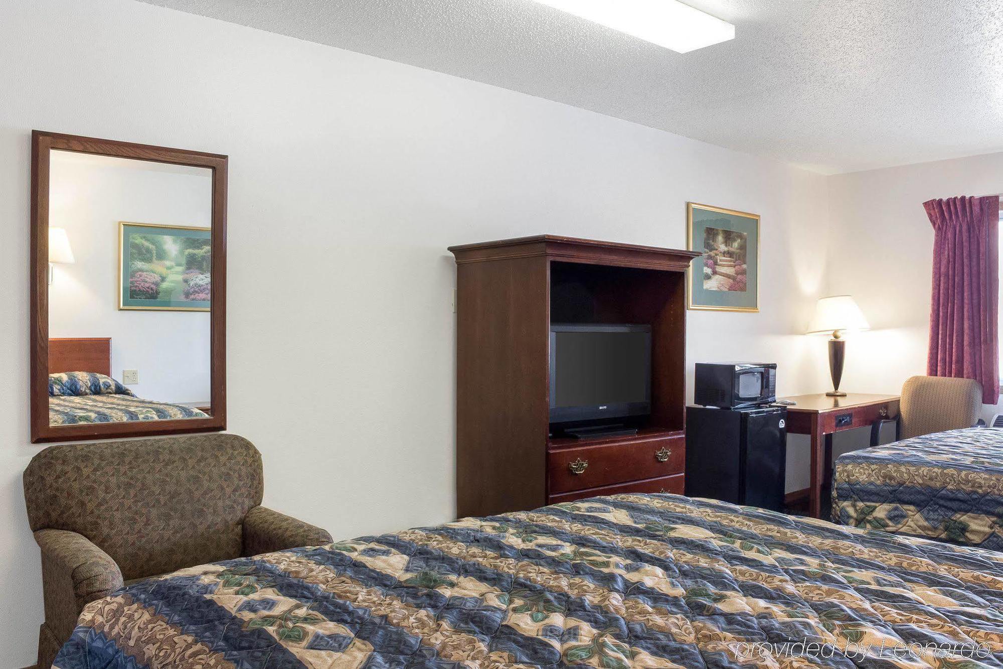 Rodeway Inn West Fargo Экстерьер фото